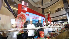 Gỏi cuốn khổng lồ dài 15m được Masan Consumer thiết lập kỷ lục mới tại buổi lễ.