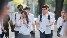 Niềm vui của các thí sinh khi hoàn thành Kỳ thi tốt nghiệp Trung học Phổ thông quốc gia năm 2024. Ảnh: Minh Quyết/TTXVN.