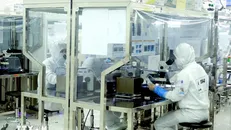 Hoạt động sản xuất tại Công ty Optrontec vina khu công nghiệp Bình Xuyên, Vĩnh Phúc. Ảnh: Hoàng Hùng/TTXVN.