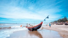 Tắm biển là “đặc sản” không thể bỏ qua khi đến với Sầm Sơn.