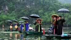 Biểu diễn Quan họ trên dòng sông di sản Tràng An, tỉnh Ninh Bình.
