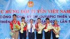 Giám đốc Sở Giáo dục và Đào tạo Hà Nội Trần Thế Cương chúc mừng và tặng giấy khen cho các học sinh. Ảnh: Thanh Tùng/TTXVN.