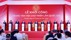 Thủ tướng Phạm Minh Chính và các đại biểu bấm nút khởi công dự án Trung tâm Hội chợ Triển lãm Quốc gia tại huyện Đông Anh, Hà Nội - Ảnh: VGP/Nhật Bắc.