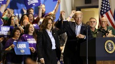 Ông Biden và bà Harris tại thành phố Pittsburg. Ảnh: Reuters.