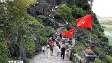 Du khách tham quan Hang Múa trong dịp nghỉ lễ. Ảnh: Đức Phương/TTXVN.