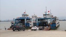 Phương tiện lên phà ra đảo Cát Bà tại bến phà Đồng Bài (Hải Phòng).