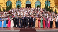 Tổng Bí thư, Chủ tịch nước Tô Lâm với đại biểu được tôn vinh trong phong trào thi đua "tham mưu giỏi, phục vụ tốt" giai đoạn 2019 - 2024. Ảnh: Lâm Khánh/TTXVN.