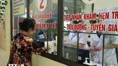 Người dân đăng ký khám, chữa bệnh bằng thẻ bảo hiểm y tế. Ảnh: Việt Dũng/TTXVN.