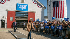 Ứng cử viên tổng thống đảng Dân chủ Kamala Harris trong chặng dừng chân tại Throwback Brewery, North Hampton, bang New Hampshire ngày 4/9/2024. Ảnh: NY Post.