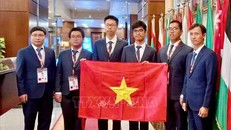 Với kết quả 100% thí sinh đoạt huy chương, Đội tuyển IOI Việt Nam đứng trong nhóm 4 nước và vùng lãnh thổ đạt kết quả cao nhất theo bảng tổng sắp huy chương, sau Mỹ, Nhật Bản và Ba Lan. Ảnh: TTXVN.