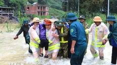 Xúc động những cán bộ y tế xuyên đêm giành sự sống cho nạn nhân vùng lũ