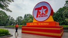 Phố phường Hà Nội rợp sắc đỏ chào mừng kỷ niệm 70 năm giải phóng Thủ đô