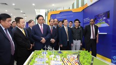 Thủ tướng Chính phủ thăm quan khu vực triển lãm của Việt Nam SuperPort™.