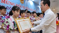 Giám đốc Sở Giáo dục và Đào tạo Hà Nội Trần Thế Cương trao phần thưởng đột xuất của Sở Giáo dục và Đào tạo Hà Nội tới các thầy, cô giáo và học sinh trong đoàn. Ảnh: Thanh Tùng/TTXVN.