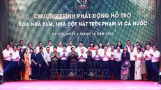 Thủ tướng Phạm Minh Chính với các đại diện các tổ chức, doanh nghiệp hỗ trợ kinh phí xóa nhà tạm, nhà dột nát, ngày 5/10/2024. Ảnh: Dương Giang/TTXVN.