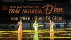 Trình diễn nghệ thuật truyền thống tại tour đêm Văn Miếu - Quốc Tử Giám. Ảnh: Đinh Thuận/TTXVN.