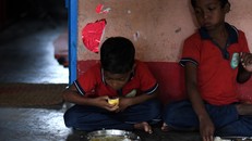 Lạm phát "nuốt chửng" bữa ăn trưa của học sinh nghèo Ấn Độ