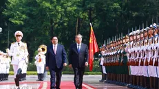 Thủ tướng Phạm Minh Chính và Thủ tướng Trung Quốc Lý Cường duyệt Đội danh dự Quân đội Nhân dân Việt Nam. Ảnh: Dương Giang/TTXVN.