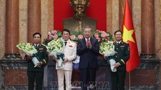 Tổng Bí thư, Chủ tịch nước Tô Lâm, Bí thư Quân ủy Trung ương chúc mừng các đồng chí được thăng quân hàm. Ảnh: Lâm Khánh/TTXVN.