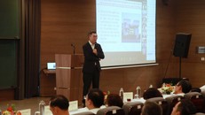 Ông Lê Minh Hà, Giám đốc điều hành Viện nghiên cứu cao cấp về Toán chia sẻ tại Hội nghị.