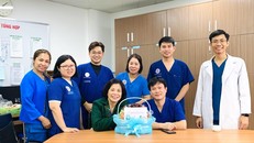 BSNT Thành (bìa phải) trong thời gian thực tập tại Khoa Tiêu hóa Bệnh viện T.Ư Quân đội 108.