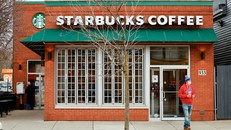 Thế khó của tân CEO Starbucks