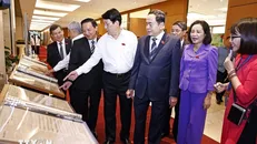 Chủ tịch nước Lương Cường, Chủ tịch Quốc hội Trần Thanh Mẫn và đại biểu Quốc hội tham quan triển lãm. Ảnh: Doãn Tấn/TTXVN.