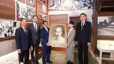 Thủ tướng Phạm Minh Chính trao chân dung Bác Hồ tặng Khu di tích nơi ở của Chủ tịch Hồ Chí Minh tại số nhà 91 phố Nam Hoa Sơn, quận Ngũ Hoa, thành phố Côn Minh. Ảnh: Dương Giang/TTXVN.