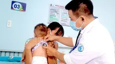 Trẻ mắc bệnh sởi được điều trị tại Bệnh viện Nhi đồng 1 Thành phố Hồ Chí Minh. Ảnh: Đinh Hằng/TTXVN.