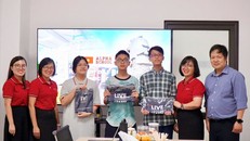 Các học sinh Alpha School gặp gỡ đại diện lãnh đạo Tập đoàn EQuest và Ban Giám hiệu nhà trường trước khi sang Singapore du học.