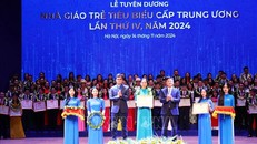 Phó Thủ tướng Lê Thành Long (phải) và Bí thư thứ nhất Ban Chấp hành Trung ương Đoàn Bùi Quang Huy trao giải thưởng "Nhà giáo trẻ tiêu biểu cấp Trung ương" lần thứ IV cho các thầy, cô giáo. Ảnh: Minh Đức/TTXVN.