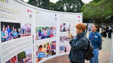 Khách tham quan triển lãm.