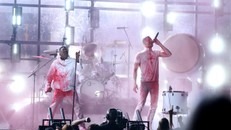 Màn trình diễn đầy ấn tượng của Imagine Dragons và Kendrick Lama tại lễ trao giải Grammy 2014. Ảnh: AP.