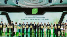 Trao chứng nhận cho các doanh nghiệp đạt giải Báo cáo thường niên tốt nhất 2024.