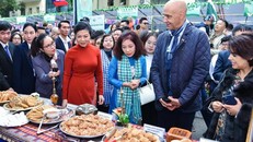 Các đại biểu tham quan các khu vực ẩm thực trưng bày tại Liên hoan.