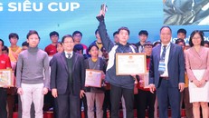 Sinh viên Nguyễn Đức Thắng (Trường Đại học Kinh tế Quốc dân Hà Nội) vô địch Siêu CUP OLP’24. Ảnh: TTXVN.