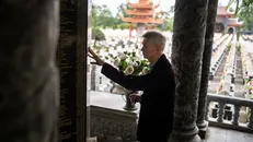 Ông Chuck Searcy thăm Nghĩa trang liệt sĩ Trường Sơn ở huyện Gio Linh, tỉnh Quảng Trị.