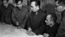 Đại tướng Võ Nguyên Giáp thăm Bộ Tư lệnh Quân chủng Phòng không-Không quân, ngày 30/12/1972, lực lượng nòng cốt cùng quân và dân Thủ đô đập tan cuộc tập kích chiến lược bằng không quân của Mỹ vào Hà Nội. Ảnh tư liệu: TTXVN.