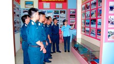 Thiếu tá Hà Thanh thuyết minh phòng truyền thống cho các chiến sĩ mới.