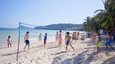 Du khách quốc tế tận hưởng “thiên đường nhiệt đới” Bãi Kem tại Phú Quốc.