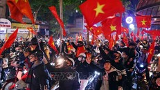 Người hâm mộ đổ ra đường mừng chiến thắng của đội tuyển Việt Nam