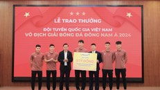 Đại diện Ngân hàng Lộc Phát Việt Nam, ông Đoàn Nguyên Ngọc, Phó Tổng Giám đốc (thứ 3 từ phải sang) trao thưởng 5 tỷ đồng cho Đội tuyển Quốc gia Việt Nam khi giành cúp vô địch ASEAN 2024.