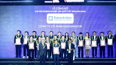 Ông Nguyễn Thanh Trình - Giám đốc kinh doanh nước ngoài - đại diện Eurowindow nhận chứng nhân TOP 500 Doanh nghiệp lớn nhất Việt Nam.
