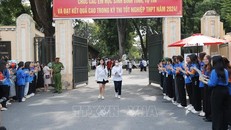 Thí sinh hoàn thành môn thi Ngoại ngữ tại điểm thi trường THPT Chu Văn An (quận Tây Hồ). Ảnh tư liệu: Minh Quyết/TTXVN.