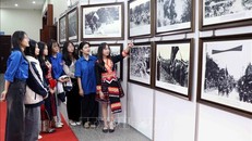 Học sinh, sinh viên trên địa bàn tỉnh Thái Nguyên tham quan triển lãm. Ảnh: Thu Hằng/TTXVN.