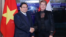 Thủ tướng Phạm Minh Chính với Tổng thống Thụy Sĩ Karin Keller-Sutter. Ảnh: VGP.
