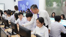 Các học sinh đang tham gia hội thi hướng đến xây dựng trường học hạnh phúc trực tuyến tại trường. Ảnh: M.C.