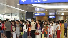 Dịp Tết này, các gia đình đã lựa chọn tàu điện metro làm phương tiện di chuyển trong chuyến du Xuân đầu năm.