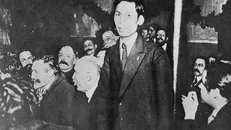 Đồng chí Nguyễn Ái Quốc (Chủ tịch Hồ Chí Minh) phát biểu tại Đại hội thành lập Đảng Cộng sản Pháp họp ở thành phố Tua. Ảnh: TTXVN.