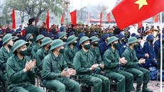 Tân binh huyện Gia Lâm (Hà Nội) phấn khởi lên đường nhập ngũ. Ảnh tư liệu: An Đăng/TTXVN.